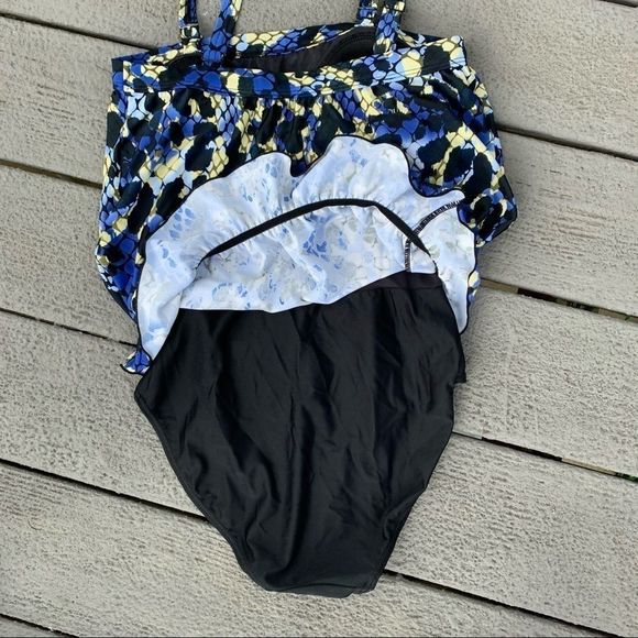 EUC Silhouette Solutions 1 PC Floral Swimsuit - Picture 12 of 14
